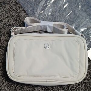💜Lululemon Cream Crossbody Camera Bag White NWT 2L